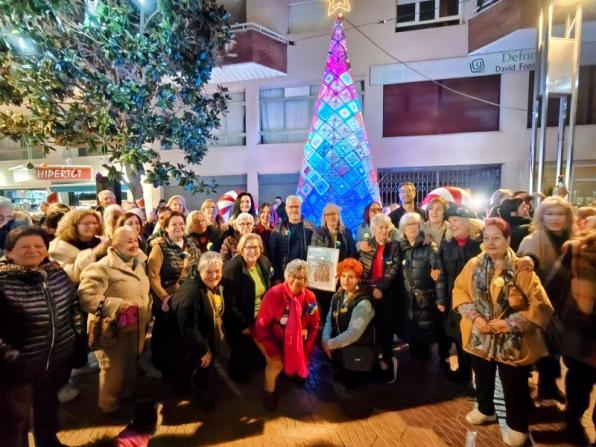 Encendido el árbol de Navidad de ganchillo de Salou